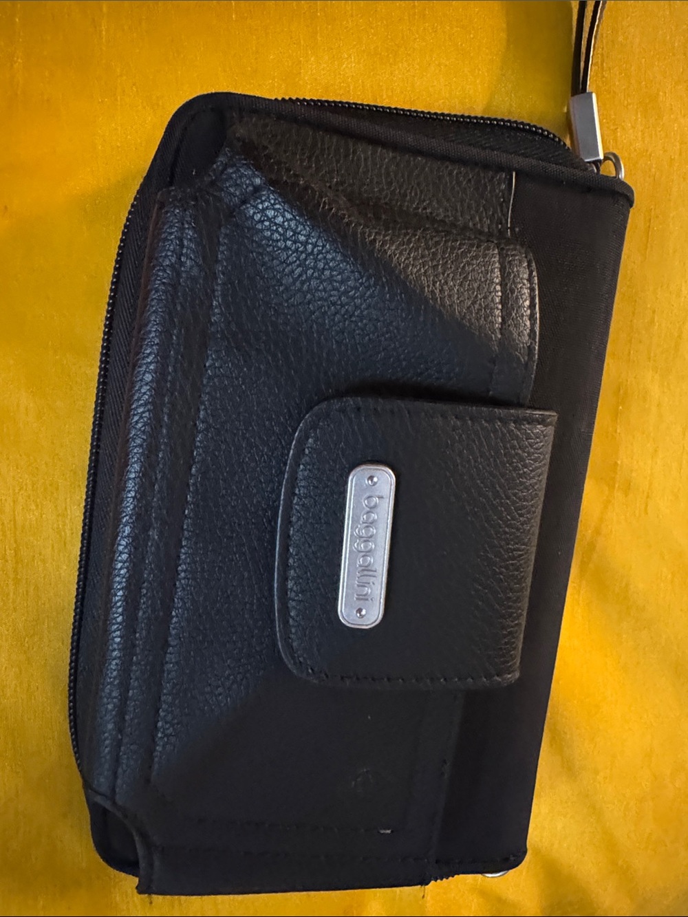 Baggallini Black Men's Wristlet Wallet with Silver Logo Plate
